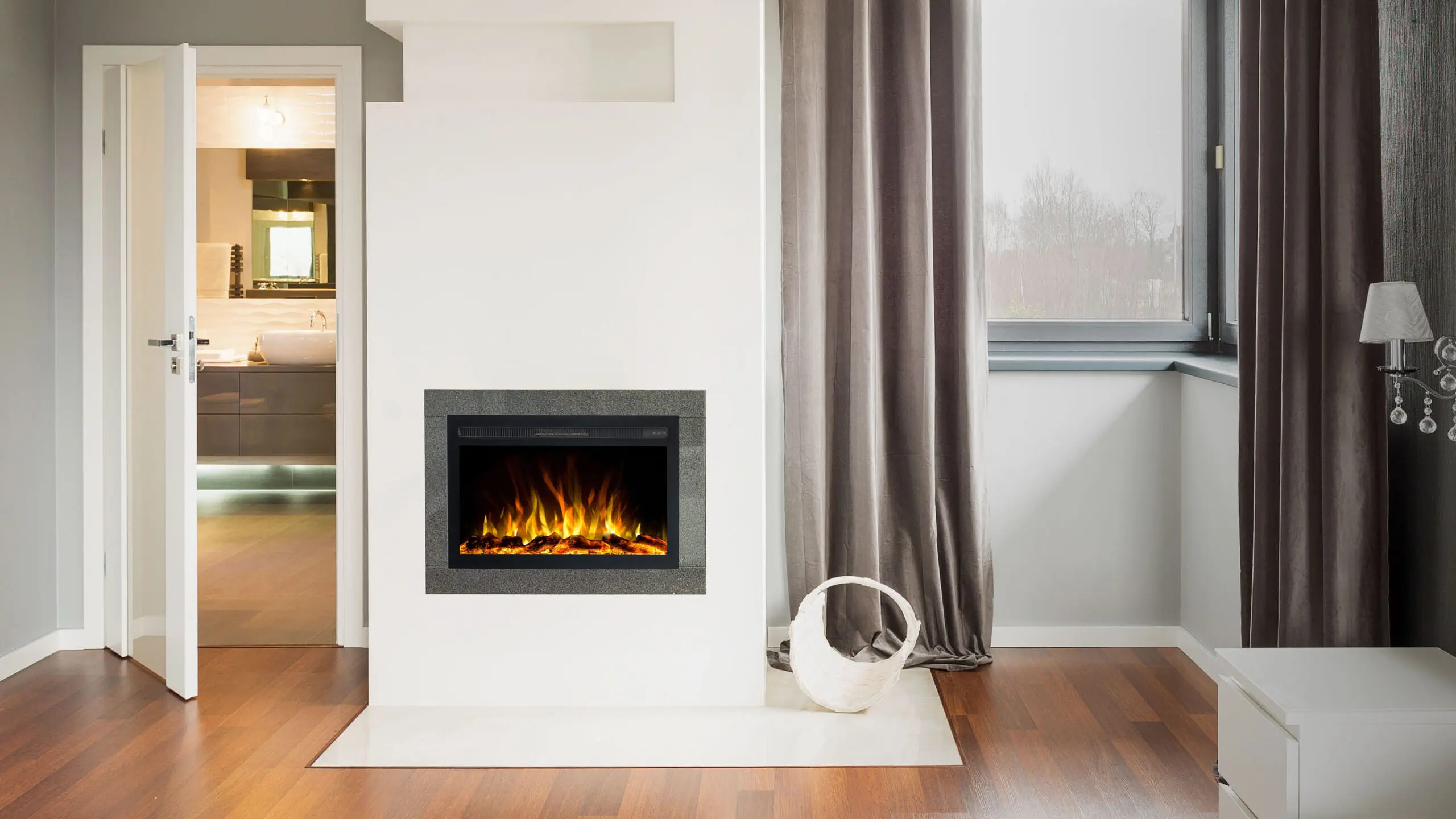 Einbau-Elektrokamin Infinity von Emotion Flame in einer modernen Wandgestaltung mit realistischer orangefarbener Flamme und Holzscheiten